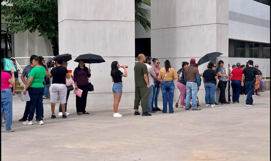 Decenas de familias acudieron a la FGE en Ciudad Juárez, Chihuahua, para saber si entre los 383 cuerpos encontrados en el crematorio Plenitud está su familiar fallecido, el 2 de julio de 2025 . Foto Especial