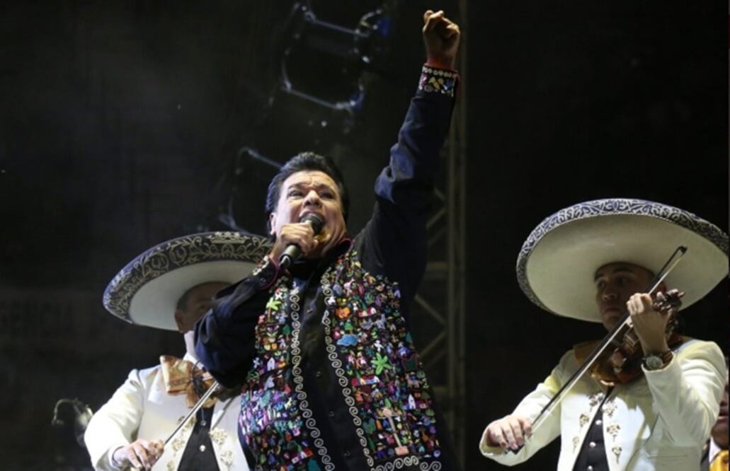 Juan Gabriel durante su presentación en la Plaza Monumental de Morelia (Foto: Notimex)