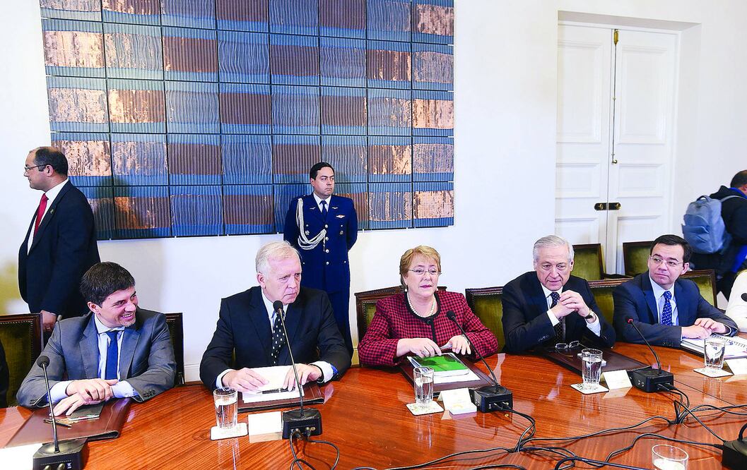 La jefa de Estado chilena, Michelle Bachelet, en el primer consejo de gabinete ministerial tras los cambios realizados el lunes, en el Palacio de La Moneda (EFE)