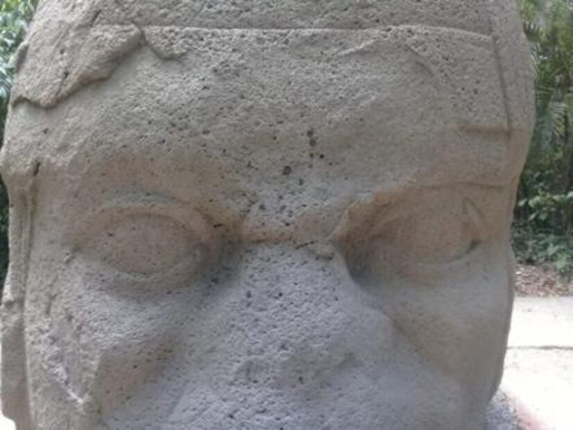 Dos extranjeros vandalizan con aceite piezas olmecas en Tabasco