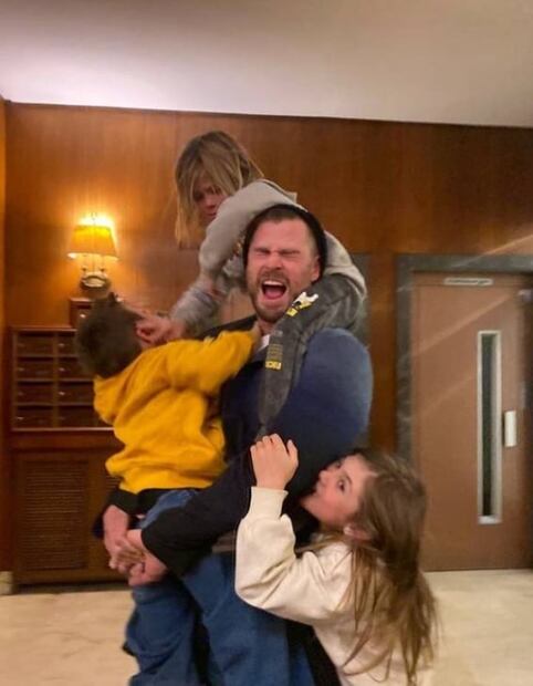 Las tiernas fotos de Chris Hemsworth con su pequeña hija en el set de "Thor: Love and Thunder"