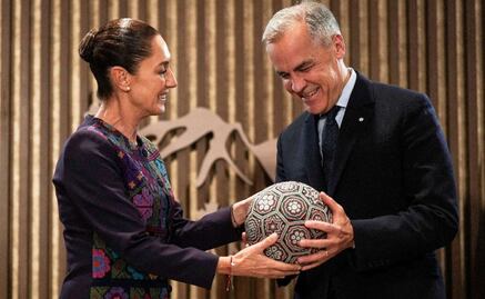 Sheinbaum regala balón hecho por indígenas wirarikas a Mark Carney rumbo al Mundial 2026; "esto es maravilloso", agradece