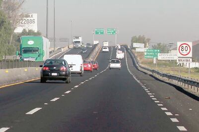 Accidente de tráiler complica circulación en Circuito Exterior Mexiquense, a la altura de Las Américas