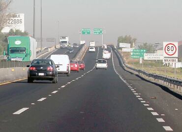 Accidente de tráiler complica circulación en Circuito Exterior Mexiquense, a la altura de Las Américas