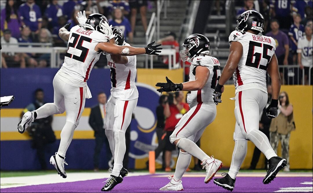 Tyler Allgeier #25 de los Atlanta Falcons celebra un touchdown contra los Minnesota Vikings. FOTO: AFP