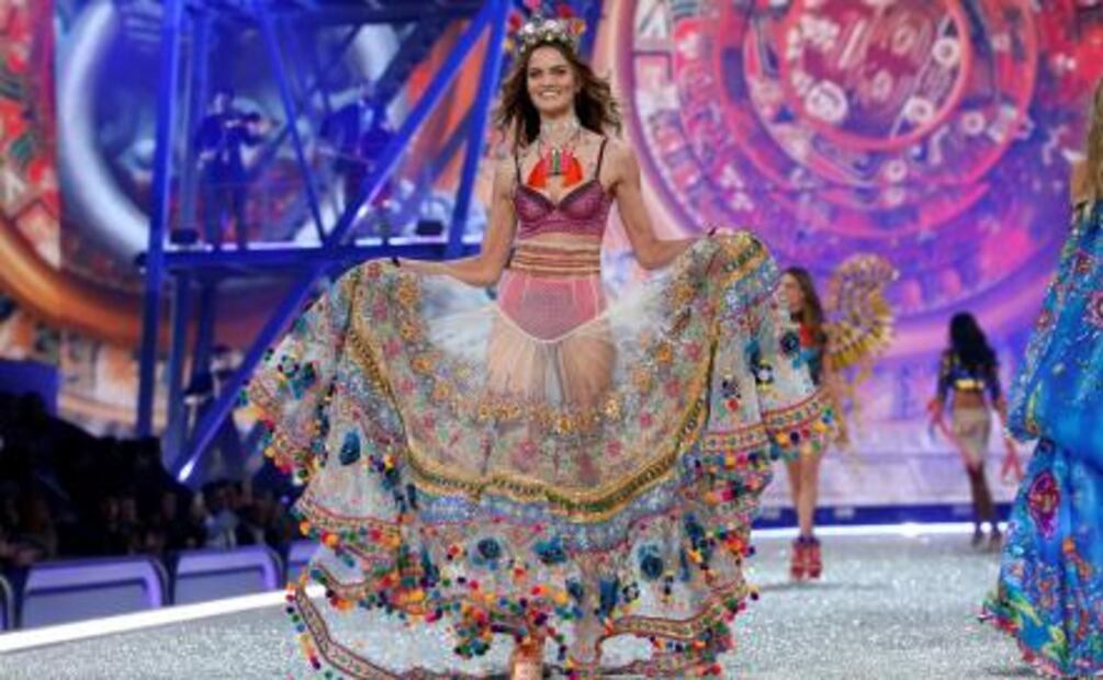 Atuendos exóticos en desfile de Victoria's Secret