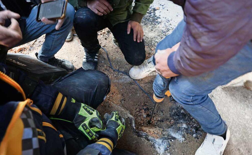 Sirios cavan en el suelo en busca de celdas subterráneas que, se cree, hay
en la prisión de Sednaya. Foto: EFE