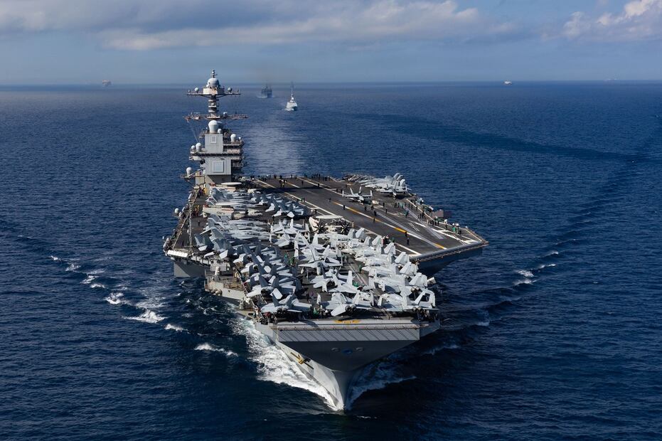 Fotografía cedida por la Marina de Estados Unidos donde se muestra el USS Gerald R. Ford (CVN 78), el portaviones más grande del mundo navegando por el Estrecho de Gibraltar el1 de octubre de 2025. Foto: EFE