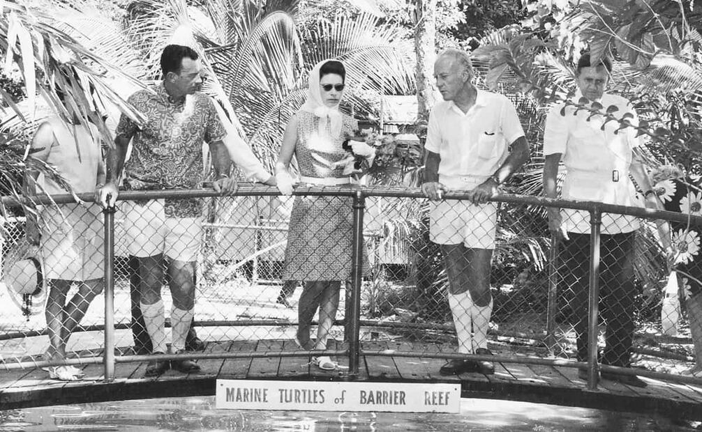 Visita de la Reina Isabel II y el Príncipe de Edimburgo a Queen Island en Australia, en primavera de 1970. La monarca inglesa solía utilizar unos discretos, pero útiles lentes oscuros en sus recorridos soleados. Foto: Queensland State Archive/Wikimedia Commons.
