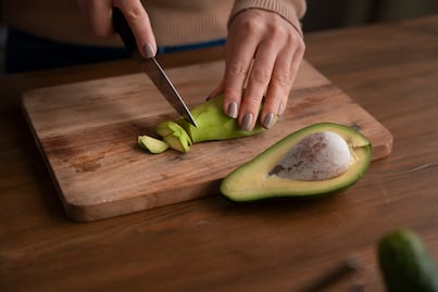 Cuál es la mejor manera de cortar un aguacate