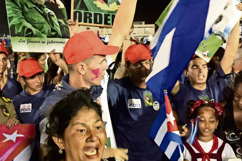 Cubanos se reunieron desde temprano en la Plaza de la Revolución Antonio Maceo, de Santiago de Cuba, donde hoy las cenizas serán depositadas en el cementerio de Santa Ifigenia (JORGE SERRATOS. EL UNIVERSAL)