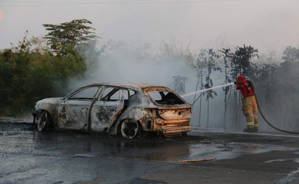 Elementos de bomberos y de seguridad acuden a la carretera Villahermosa-Coatzacoalcos a sofocar las llamas de los autos (03/04/2025). Foto: Luma López / EL UNIVERSAL
