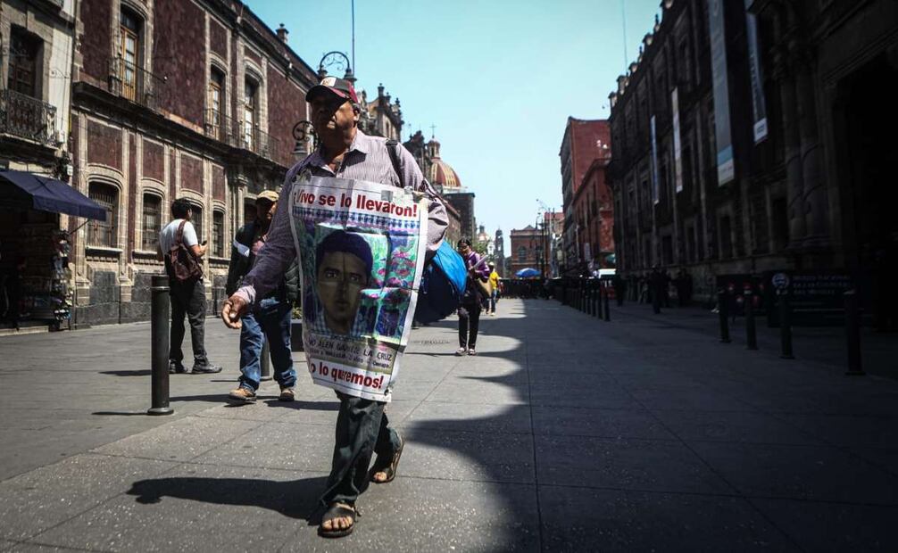 Padres de los 43 normalistas desaparecidos en Ayotzinapa ingresaron al Palacio Nacional. Foto: Gabriel Pano/EL UNIVERSAL