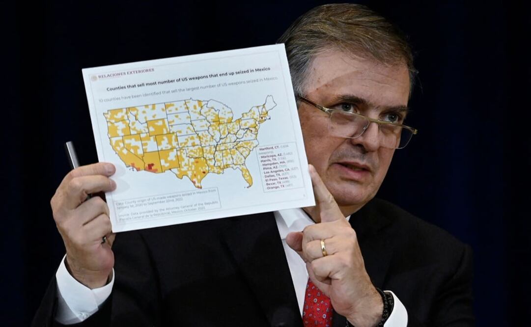 El secretario de Relaciones Exteriores, Marcelo Ebrard, sostiene un gráfico sobre las armas estadounidenses durante una conferencia de prensa. Foto: AFP