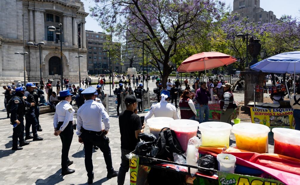 Comerciantes retirados de la Alameda Central bloquean Eje Central; "que nos respeten los acuerdos", exigen. Foto: Hugo Salvador