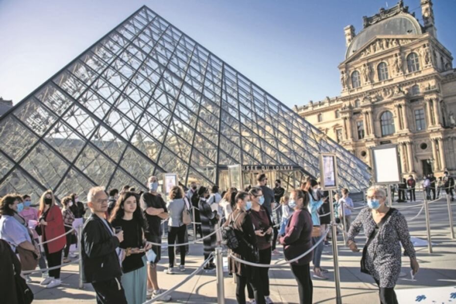 Visitas al Louvre se desploman hasta un 75% este verano