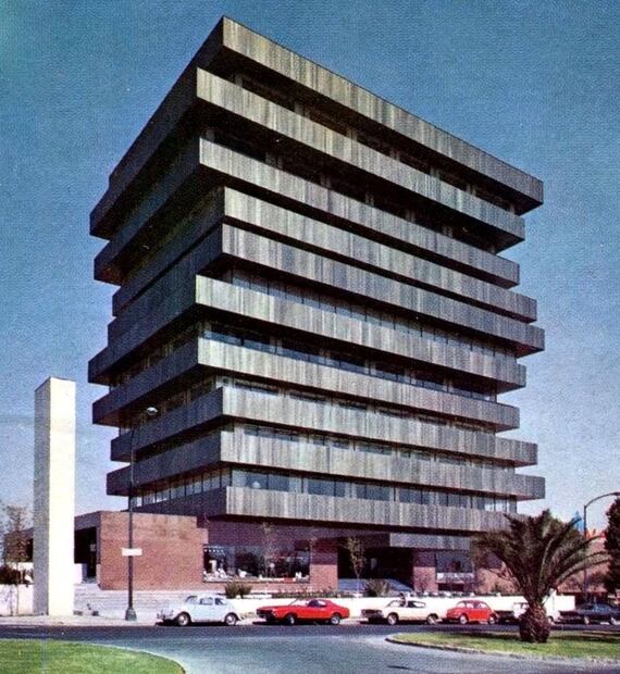 Este edificio luce, a golpe de vista, sin armonía en el diseño, tipos de ventanales y espacios entre los pisos; sin embargo, en lo general la tiene. Se ubica sobre Paseo de las Palmas, en el número 555 de las Lomas de Chapultepec, la imagen es poco después de su construcción, en los años setenta. Este espacio lo diseñaron los arquitectos Juan Sordo Madaleno, José Wiechers y José Ignacio de Abiega, y aún lo podemos ver frente al cruce con la calle Montes Stanovoi. Colección Carlos Villasana.