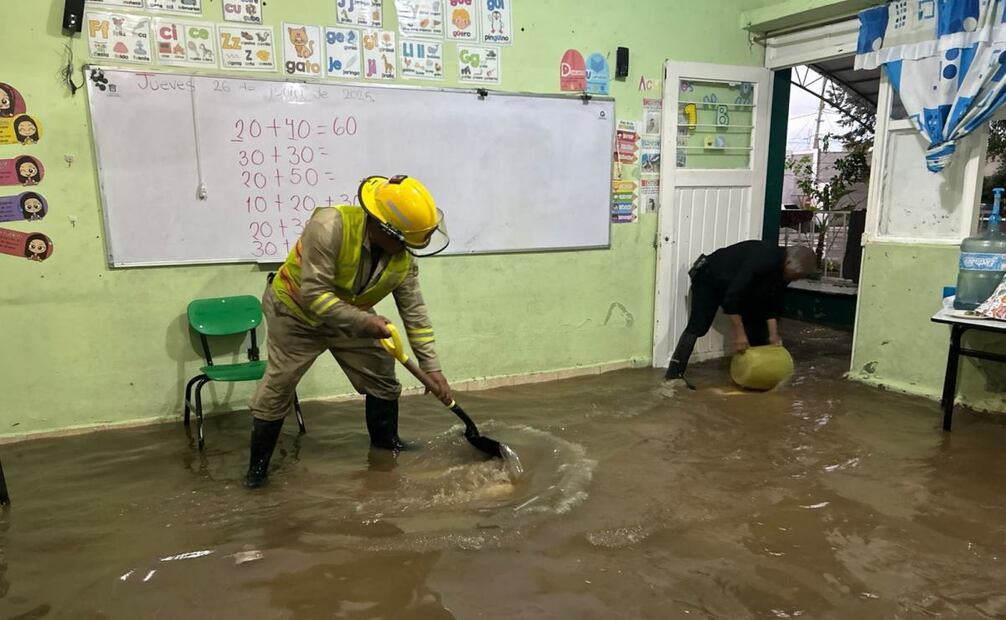 Bombero realizando medidas para eliminar el agua (26/06/2025). Foto: Especial