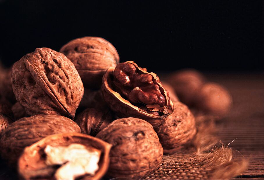 Las cáscaras de nuez pueden oscurecer el cabello por la juglona y los taninos. Foto: Unsplash