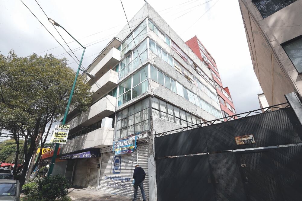 El deterioro está presente en varios inmuebles de las calles Anaxágoras, Pestalozzi, Ahorro Postal, Emperadores, Magdalena y Enrique Rébsamen (FOTOS: LUIS CORTÉS. EL UNIVERSAL)