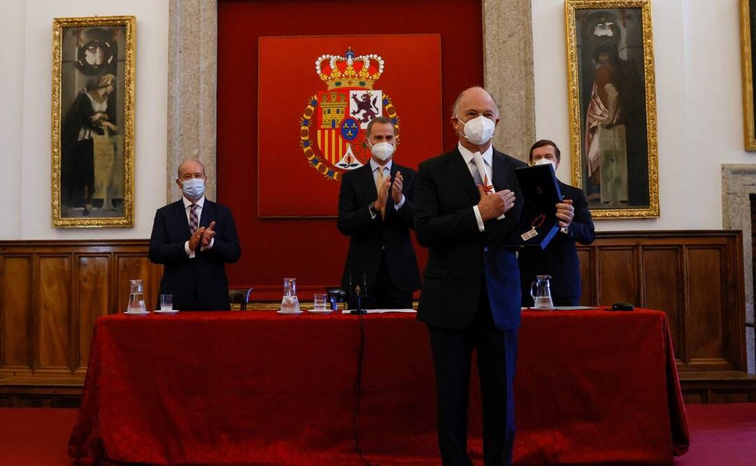 El escritor Enrique Krauze recibió de manos del rey Felipe VI el III Premio de Historia Órdenes Españolas en el Monasterio de San Lorenzo de El Escorial, Madrid. Foto: Ballesteros Pool/EFE.