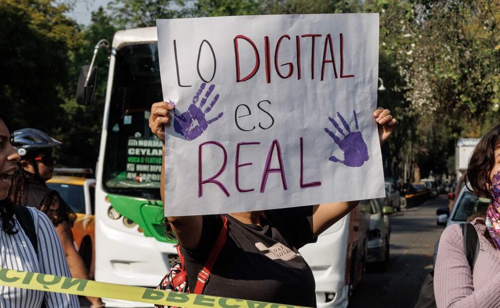 Alumnas del IPN se manifiestan a las afueras de la ESCA Unidad Santo Tomás quienes buscan la respuesta de los directivos ante el caso de Diego N quien fue absuelto del delito por imágenes sexuales generadas con IA (10/12/24). Foto: Yaretzy M. Osnaya/ EL UNIVERSAL