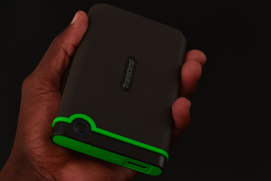 Lleva tu Power Bank en el equipaje de mano y evita problemas al abordar. Foto: Unsplash / Xavier Cee