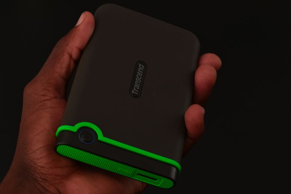 Lleva tu Power Bank en el equipaje de mano y evita problemas al abordar. Foto: Unsplash / Xavier Cee