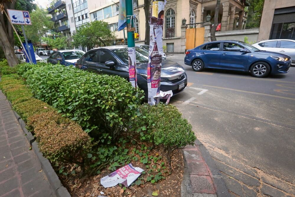 Pendones y lonas han caído a las calles y banquetas, lo que genera acumulación de basura. Foto: Luis Camacho | El Universal