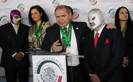 Luchadores firman acuerdo para atención médica gratuita