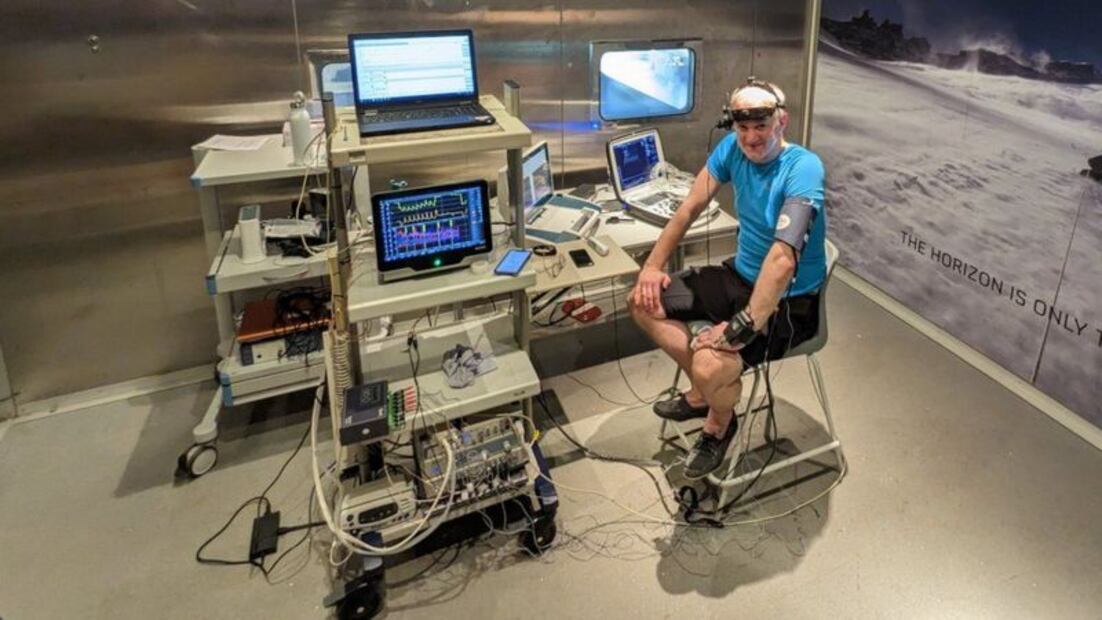 James conectado a los cables para el experimento dentro de la cámara medioambiental de la Universidad de Gales del Sur