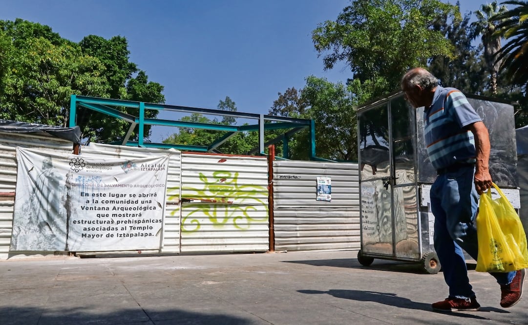 Desde que inició la construcción de la ventana arqueológica, el área de las obras está cercada con láminas de aluminio, con las cuales fueron habilitadas puertas provisionales donde ingresa el personal a cargo y en las que hay un cartel que informa al público el tipo de trabajos que se realizan. Foto: Axel Sánchez / EL UNIVERSAL