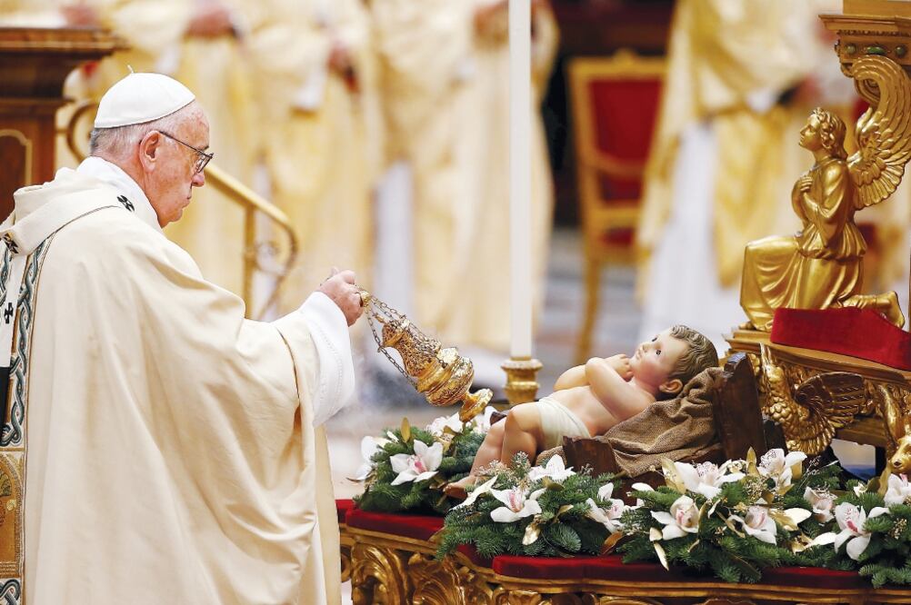 El papa Francisco agita un incensario frente a un Niño Jesús, en la misa de Epifanía celebrada ayer en la Basílica de San Pedro en el Vaticano (TONY GENTILE. AP)