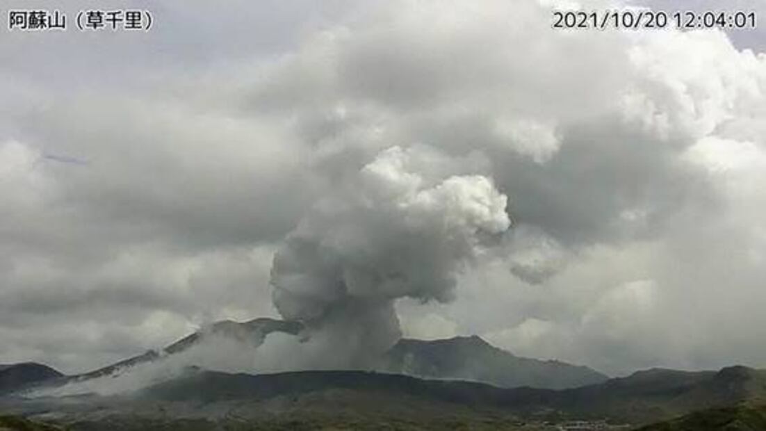Así se vio en fotos la gigantesca columna de cenizas tras erupción del volcán Aso en Japón