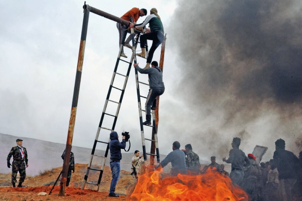 Un grupo de soldados sirios y combatientes progubernamentales, en un entrenamiento en el norte de Damasco (XINHUA)
