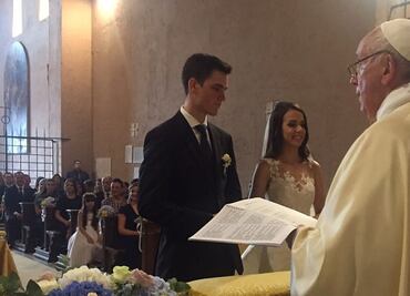 El papa Francisco sorprende a novios en el Vaticano y los casa