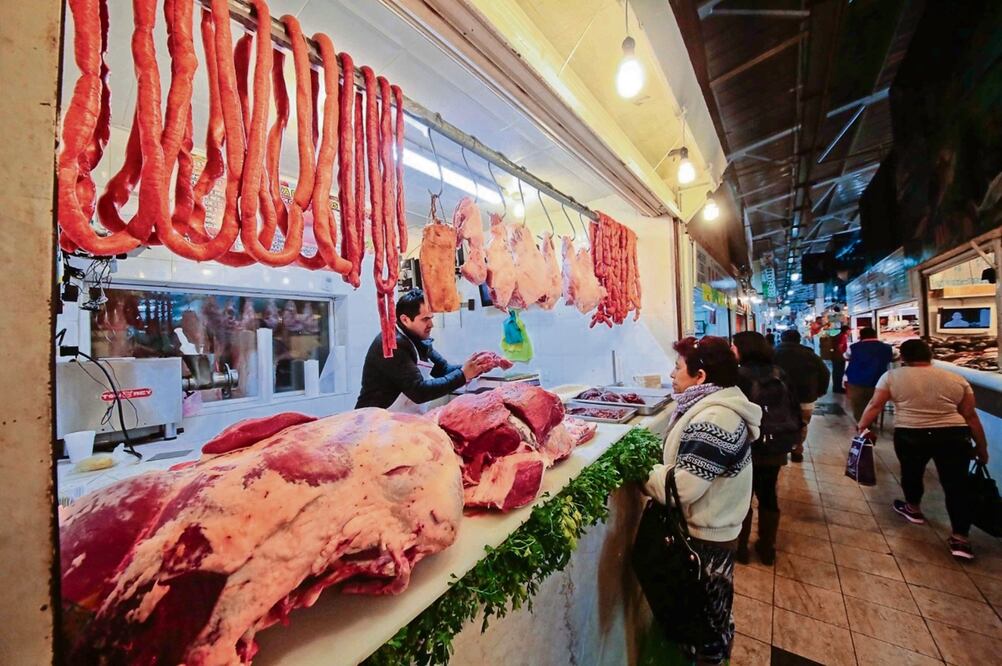 Existen problemas con el suministro de bienes y servicios, principalmente alimentos y bebidas, lo que empuja la inflación, indican expertos. Foto: Archivo / EL UNIVERSAL