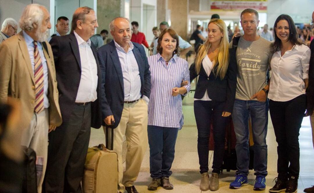 Representantes de la oposición venezolano recibieron ayer a senadores españoles en el aeropuerto de Caracas, en un viaje que en principio se alargará hasta el viernes y en la que tratarán de visitar a los presos políticos de esta formación Foto: EFE
