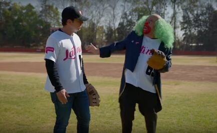 En cancha de beisbol, Loret y Brozo pichan y cachan recuperación de Covid de AMLO