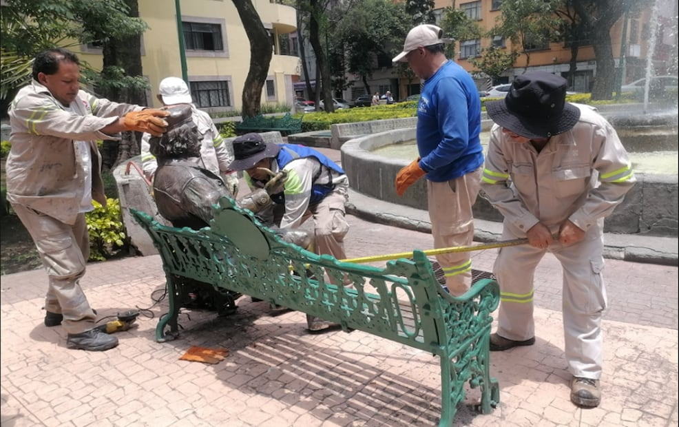 Trabajadores de la alcaldía Cuauhtémoc retiran el monumento "Encuentro", que representa a Fidel Castro y Ernesto “Che” Guevara en el Jardín Tabacalera, tras presuntas irregularidades en su instalación. Foto: especial