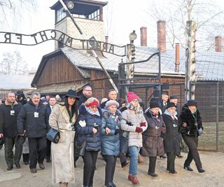 No al antisemitismo, claman al recordar Auschwitz