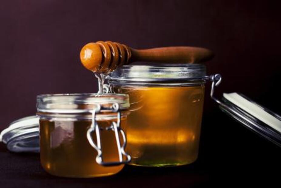 ¿Por qué no es bueno darle miel de abeja a los bebés?