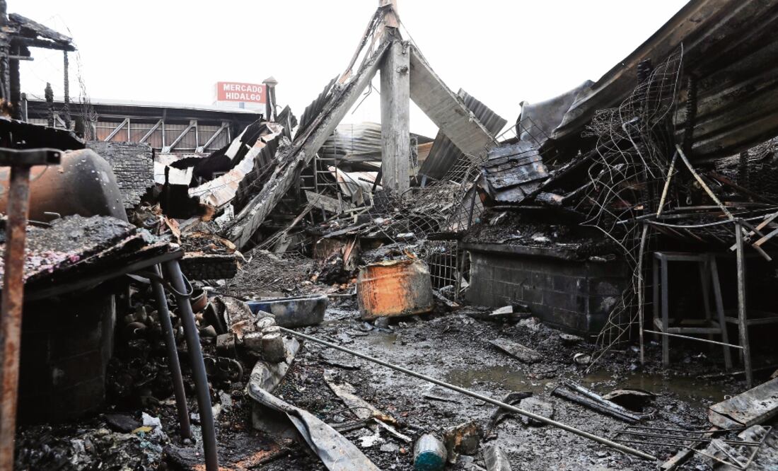 El siniestro dañó por completo 250 de los 390 locales que conforman la nave central del centro de abasto: el sitio tiene tres pabellones. (IRVIN OLIVARES. EL UNIVERSAL)