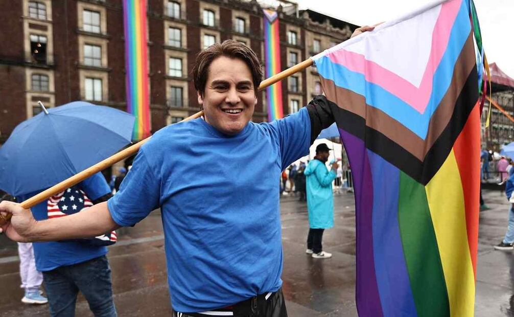 Crean bandera gigante LGBT en el Zócalo 22/062025. Foto: Berenice Fregoso. EL UNIVERSAL