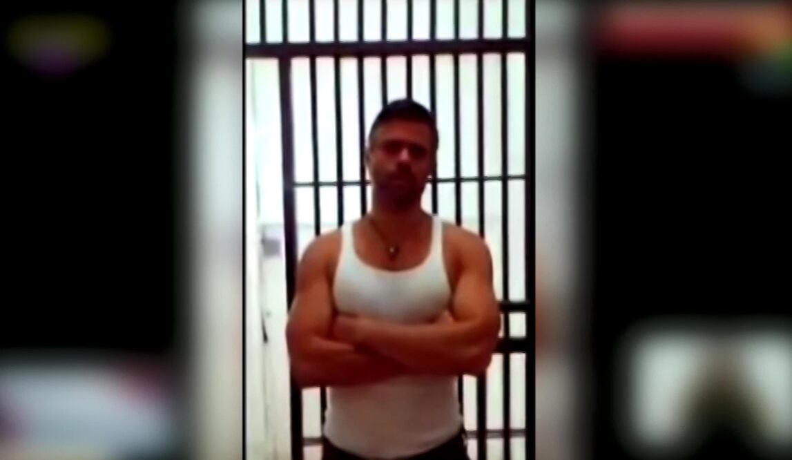 Captura del vídeo difundido por el gobierno venezolano para "dar prueba de vida" del líder opositor Leopoldo López. Su esposa Lilian Tintori no cree en la veracidad del video (Foto: EFE)