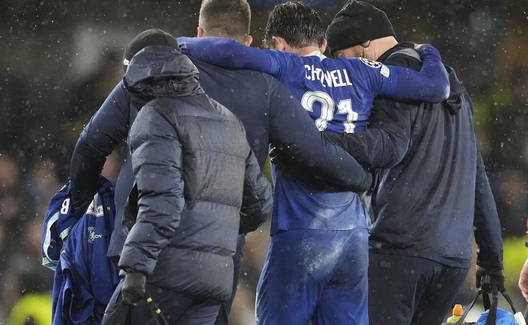 Ben Chilwell siendo retirado del campo de juego por lesión / Foto: AP