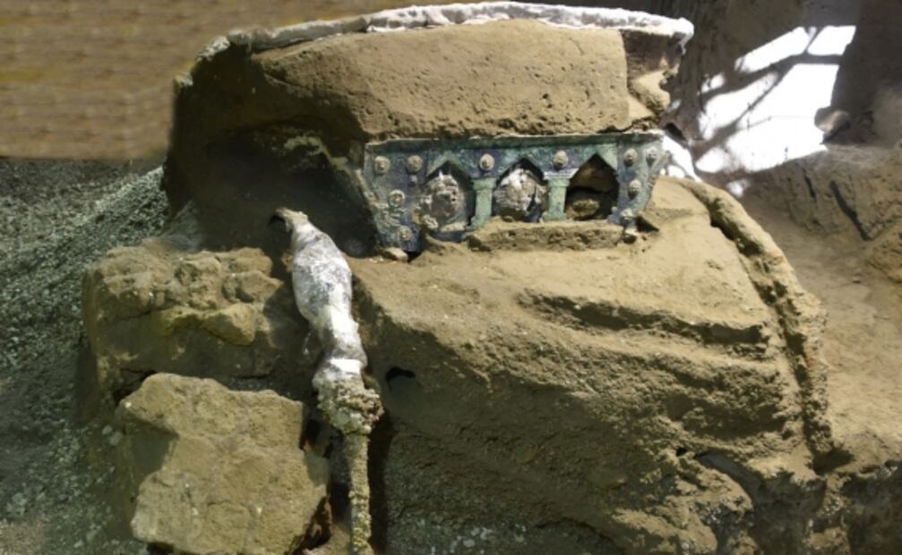 Hallan carroza ceremonial casi intacta en Pompeya