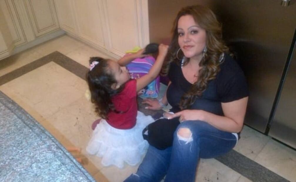 Jenni Rivera presume escote en video inédito que comparte su hija Chiquis