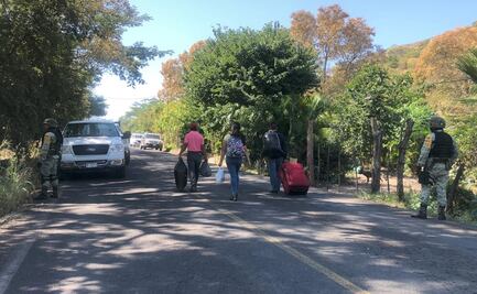 Habitantes de Tierra Caliente tapan socavón y liberan carretera a Coalcomán
