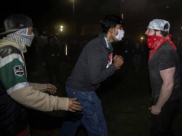 Estallan enfrentamientos en campamento de manifestantes propalestinos en la universidad de UCLA